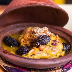Tajine de poulet aux pruneaux, semoule et amandes